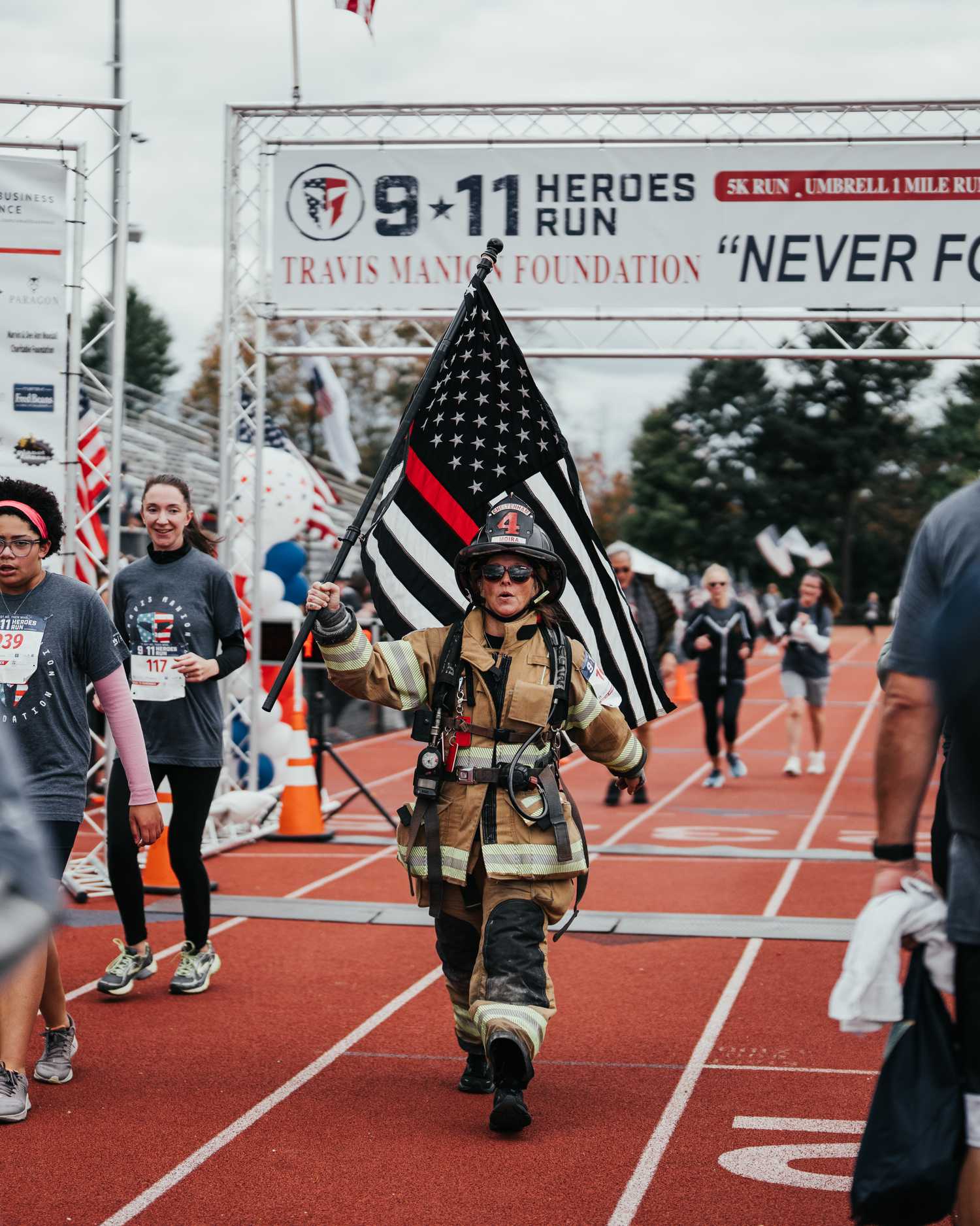 Heroes Run with Flag-1